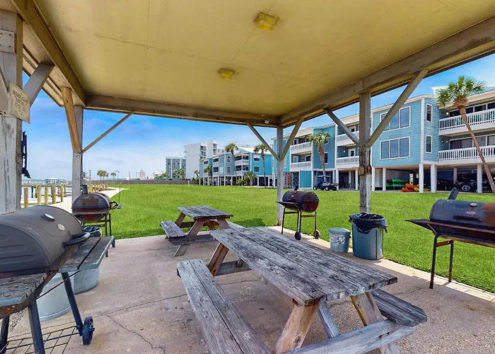 Open And Elegant With Access Shared Pool Boat & Fishing Pier Holiday home